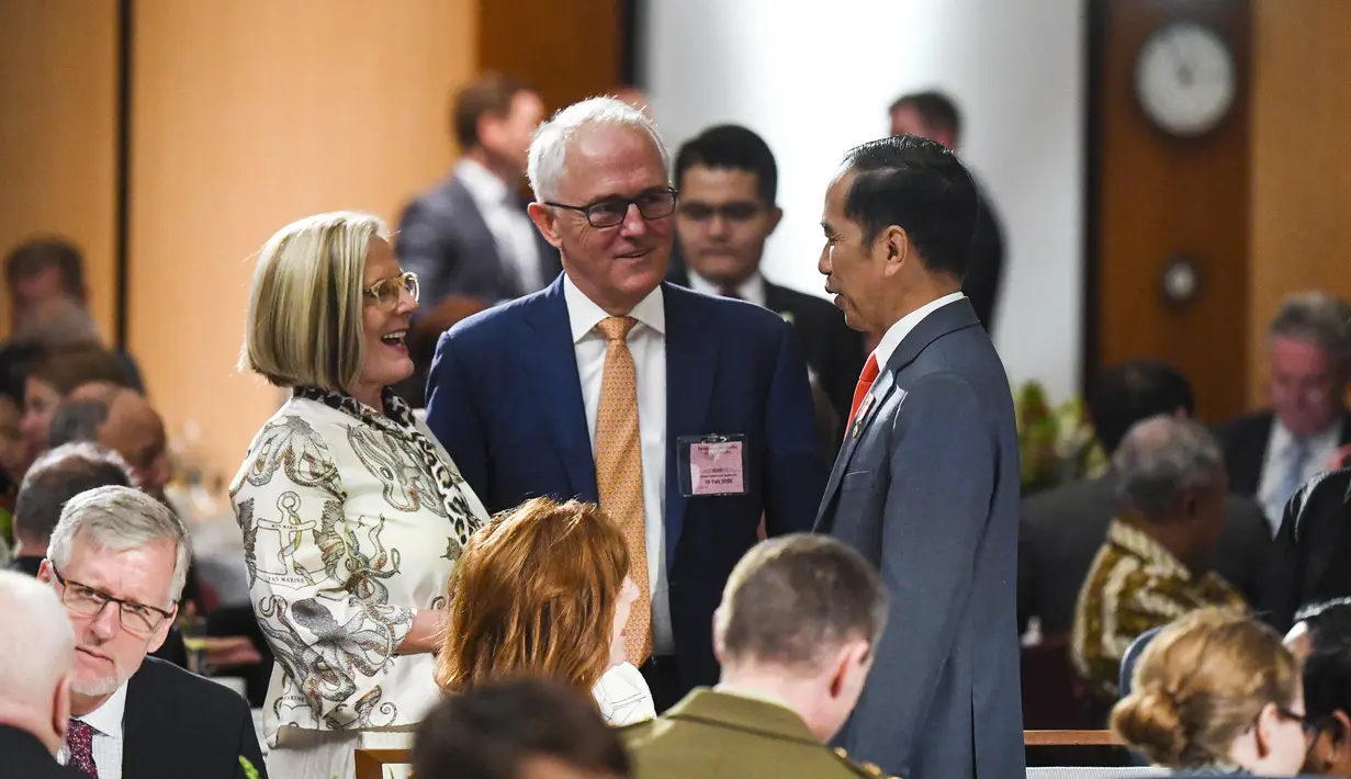 Mantan PM Australia Malcolm Turnbull (tengah) dan istrinya Lucy menyambut Presiden Joko Widodo ketika menghadiri makan siang resmi di Aula Besar di Gedung Parlemen di Canberra, Senin, (10/2/2020). (Lukas Coch/Pool Photo via AP)