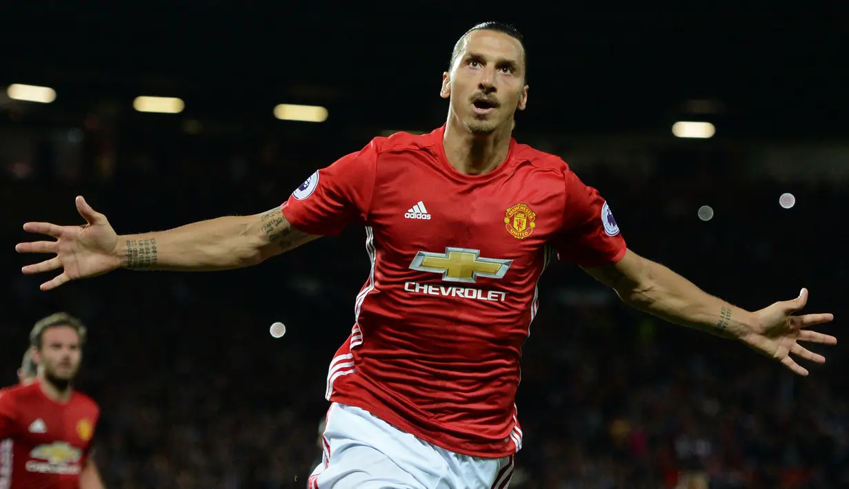 <p>Zlatan Ibrahimovic. Striker Swedia berusia 40 tahun yang dua musim memperkuat Manchester United pada 2016/2017 dan 2017/2018 ini menjadi top skor MU di musim pertamanya. Ia mampu mencetak 17 gol dan 5 assist hanya dari 28 laga di Liga Inggris. (AFP/Oli Scarff)</p>