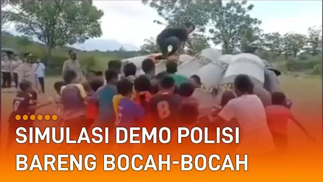 VIDEO: Bersama Bocah-Bocah, Polisi Lakukan Simulasi Demo di Lapangan