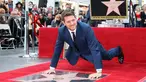 Michael Buble berpose di dekat bintang Hollywood Walk Of Fame miliknya saat acara penghargaan di Hollywood, California (16/11). Penyanyi Jazz asal Kanada ini merupakan penerima bintang ke 2,650 di Hollywood Walk Of Fame. (AFP Photo/David Livingston)