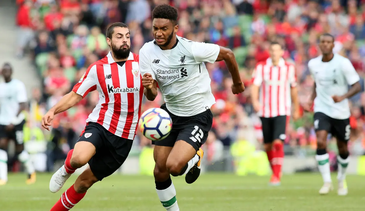 Bek Liverpool, Joe Gomez, berebut bola dengan striker Athletic Bilbao, Asier Villalibre, pada laga persahabatan di Stadion Aviva, Dublin, Sabtu (5/8/2017). Liverpool menang 3-1 atas Athletic Bilbao. (AFP/Paul Faith)
