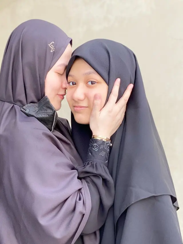 Lyra Virna dan anaknya. (Foto: Instagram @lyravirna)