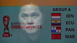 Foto multi eksposure dari ekspresi&nbsp;Ketua Umum PSSI, Erick Thohir,&nbsp;dan tampilan layar kaca grup A Piala Dunia U-17 2023&nbsp;saat&nbsp;acara proses Drawing Piala Dunia U-17 2023 di Studio 2 Indosiar, Jakarta, Jumat (15/9/2023). (Bola.com/Bagaskara Lazuardi)