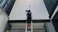Mohammad Ahsan menggantung raketnya. (Instagram/king.chayra)