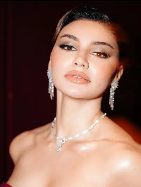 Tampilan Jihane semakin maksimal dengan riasan wajah glam flawless. Sang MUA edith mengaplikasikan lipstik nude glossy yang memenuhi bibit, blush on tipis. Riasan mata yang on point dengan eyeshadow silver shimmer.  [@jihanealmira]