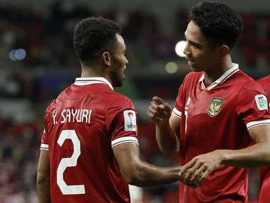 Timnas Indonesia harus mengakui keunggulan Timnas Irak dengan skor 1-3 pada laga pertama Piala Asia 2023 yang berlangsung di Ahmad bin Ali Stadium, Al-Rayyan, Doha, Senin (15/1/2024). Tiga gol Irak dicetak melalui Mohanad Ali pada menit ke-17, Osama Rashid pada masa injury time babak pertama dan Aymen Hussein pada menit ke-75. Satu-satunya gol Timnas Garuda dihasilkan lewat sepakan cantik Marselino Ferdinan yang sempat membuat kedudukan imbang 1-1 pada menit ke-37 setelah berhasil meneruskan umpan Yakob Sayuri. (AFP/Karim Jaafar)