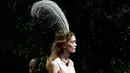 Aksesoris kepala yang digunakan model saat memperagakan rancangan Christian Dior untuk koleksi spring/summer 2017 di Musee Rodin, Paris, Senin (23/1). Peragaan busana Dior terasa seperti di negeri dongeng yang indah. (AP Photo/Francois Mori)