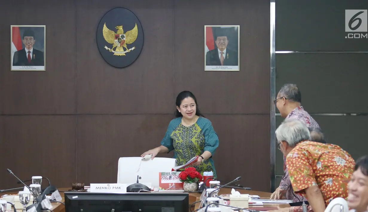 Menko Pembangunan Manusia dan Kebudayaan Puan Maharani bersiap memimpin rakor di Jakarta, Selasa (16/1). Rapat ini dihadiri Menko Perekonomian Darmin Nasution, Mendag Enggartiasto Lukita serta Anggota Dewan OJK Tirta Segara. (Liputan6.com/Angga Yuniar)