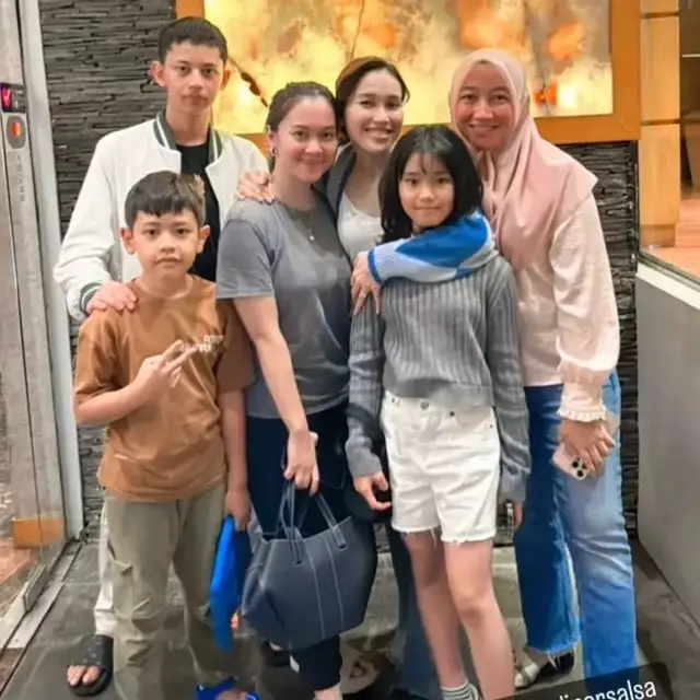 8 Potret Kedekatan Ayu Ting Ting dan Keluarga Calon Suami, Curi Perhatian