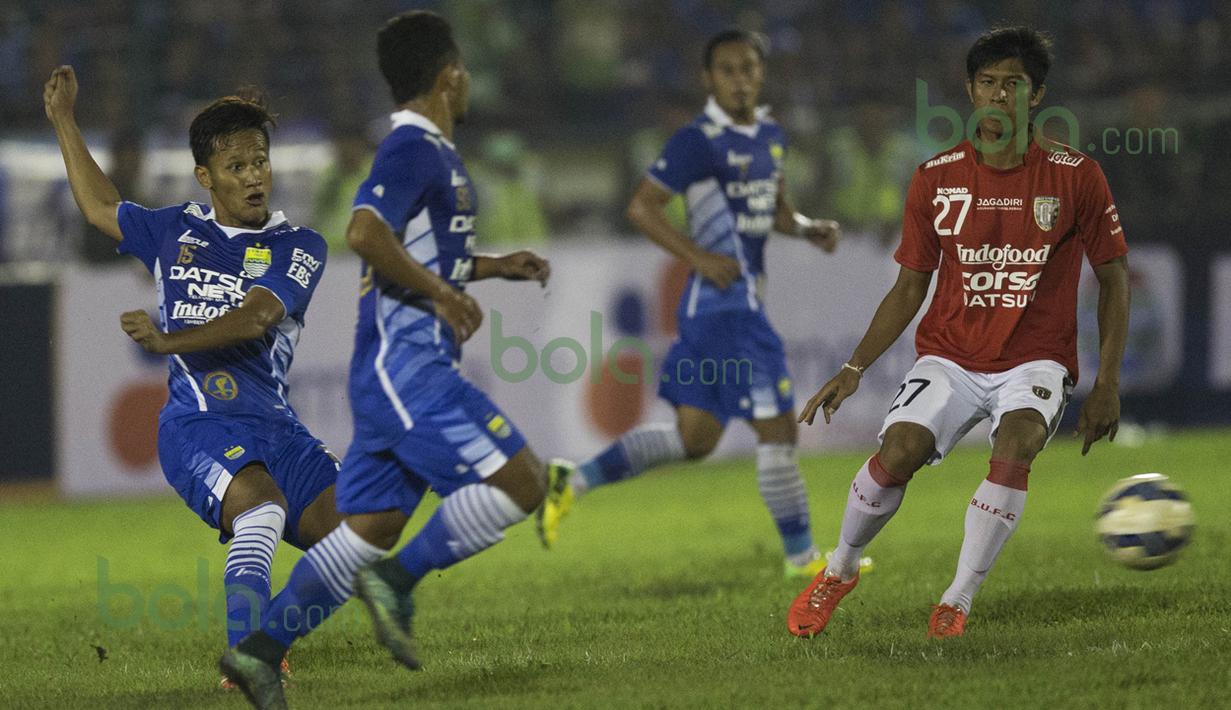 Pemain Persib, Yandi Sofyan (kiri), melepaskan tendangan ke gawang Bali United dalam laga persahabatan di Stadion Siliwangi, Bandung, Sabtu (13/2/2016). (Bola.com/Vitalis Yogi Trisna) 