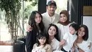 Melihat dari unggahan di akun Instagram Ririn Ekawati, Ibnu Jamil memang tampak sudah sangat dekat dengan keluarganya. Terlihat di momen perayaan ulang tahun Ririn, kemarin (11/11/2020). (Instagram/ririnekawati)