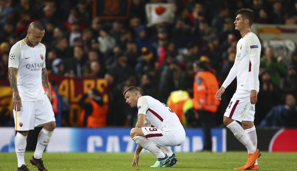 Para pemain AS Roma tampak kecewa usai ditaklukkan Liverpool pada leg pertama semifinal Liga Champions di Stadion Anfield, Selasa (24/4/2018). Liverpool menang 5-2 atas AS Roma. (AP/Dave Thompson)