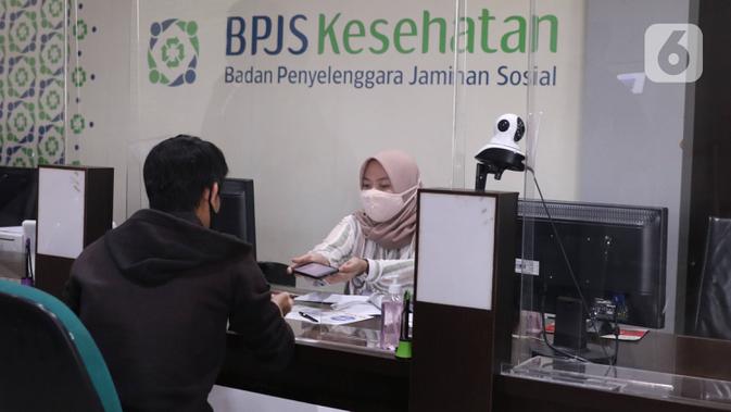 Pegawai melayani peserta BPJS Kesehatan di Kantor Cabang Kota Tangerang, Rabu (7/1/2020). Iuran BPJS Kesehatan resmi naik per hari ini untuk kelas I menjadi sebesar Rp150.000 per orang per bulan dan Rp100.000 per orang per bulan untuk kelas II. (Liputan6.com/Angga Yuniar)