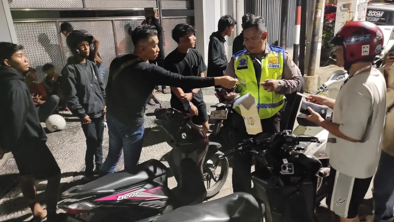 Polisi Surabaya menyita puluhan motor berkanlpot brong. (Dian Kurniawan/Liputan6.com)