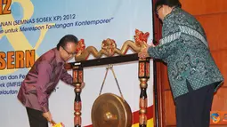 Citizen6, Jakarta: MKP Sharif C Sutardjo didampingi Ka Balitbang Rizal M ax Rompas memukul gong sebagai tanda dibukanya seminar. (Pengirim: Efrimal Bahri)
