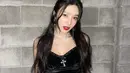 Bahkan, penampilan Joy dalam comeback terbarunya bersama Red Velvet tak lupit dari perhatian netizen. Ia pun kembali menuai pujian dengan menggunakan simple dress berwarna hitam yang dipadukan beberapa aksesoris. (Liputan6.com/IG/@_imyour_joy)