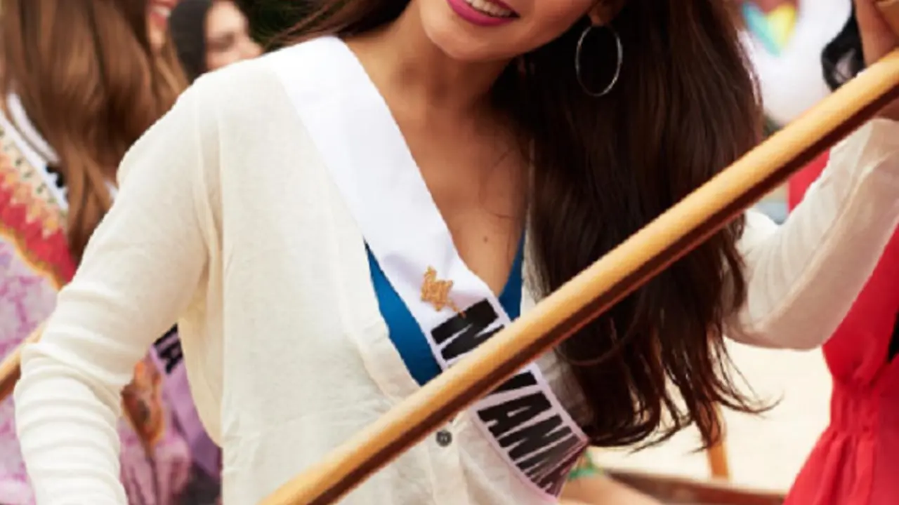 Finalis Miss Universe mendayung dengan swimsuit