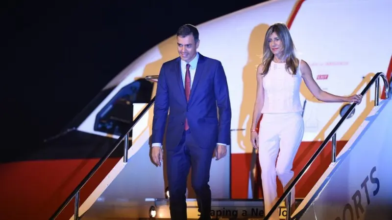 Perdana Menteri Spanyol Pedro Sanchez dan istrinya Begona Gomez. (AFP)