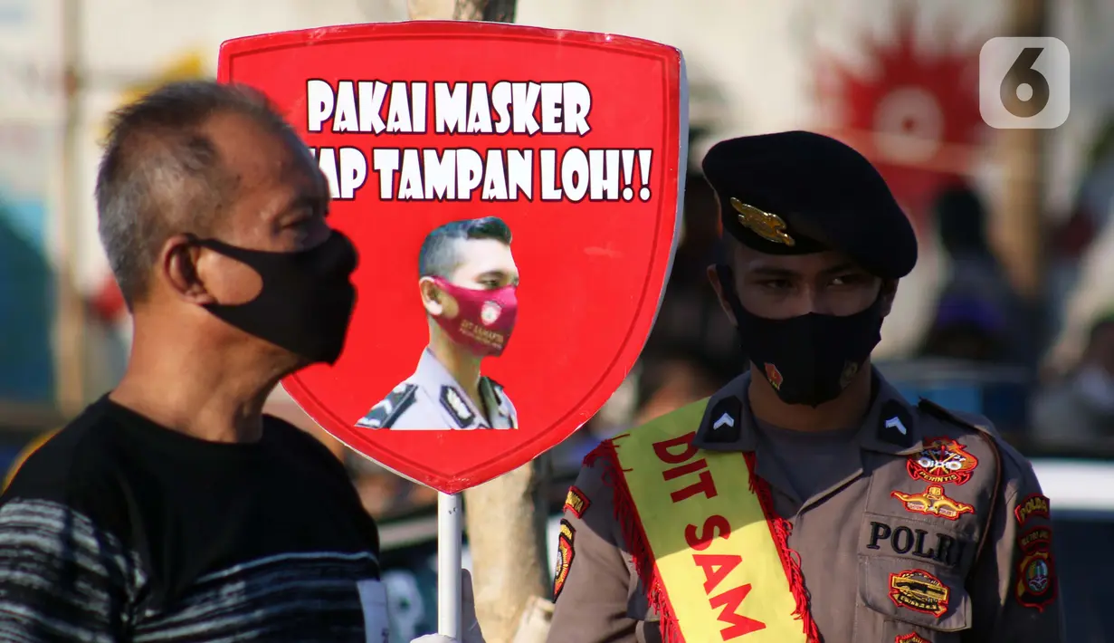 Personel polisi mensosialisasikan Gerakan Ayo Pakai Masker di area pedestrian Stasiun Terpadu Tanah Abang, Jakarta, Kamis (27/8/2020). Guna menekan penyebaran Covid-19, Polda Metro Jaya dan Kodam Jaya terus mengampanyekan pentingnya menaati protokol kesehatan. (Liputan6.com/Helmi Fithriansyah)