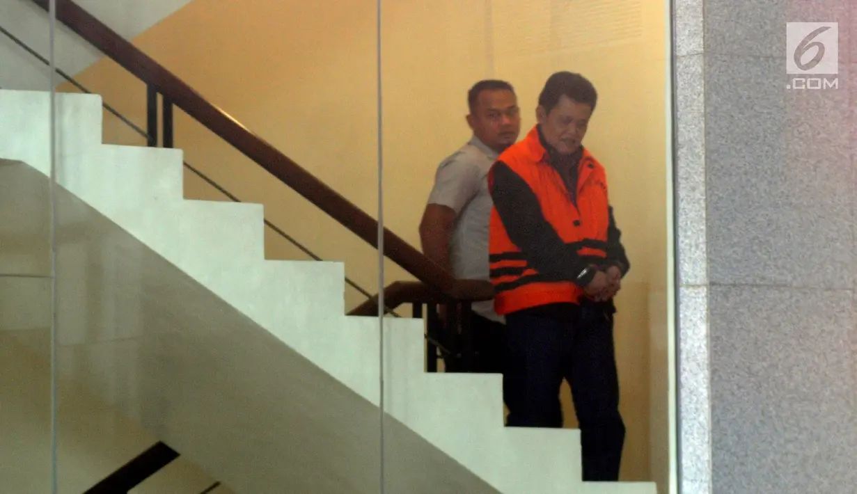 Wali Kota nonaktif Pasuruan Setiyono (kanan) tiba di Gedung KPK, Jakarta, Kamis (17/1). Setiyono diperiksa sebagai tersangka untuk melengkapi berkas terkait dugaan suap sejumlah proyek di Kota Pasuruan. (Merdeka.com/Dwi Narwoko)
