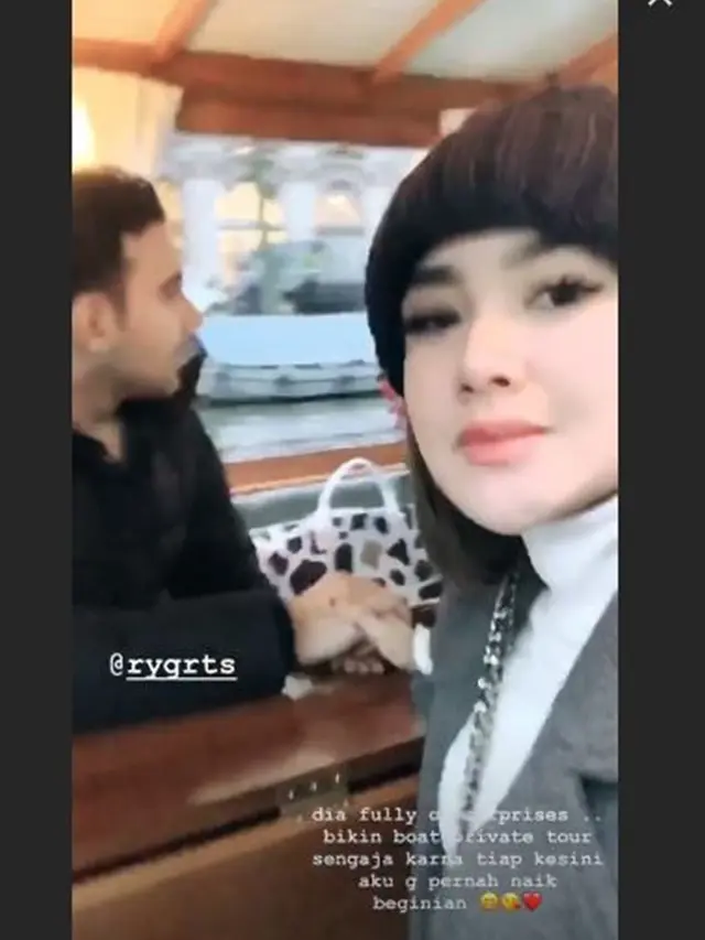 5 Momen Cita Citata Dilamar Kekasih Bulenya di Belanda, Romantis di Atas Private Boat
