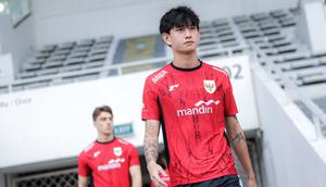 Luke Xavier Keet memasuki lapangan saat latihan perdana Timnas Indonesia U-22 untuk SEA Games 2025 di Stadion Madya, Senayan, Jakarta, Selasa (11/11/2025). (Bola.com/Bagaskara Lazuardi)