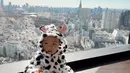 Tak hanya jadi bayi kelinci, Baby Kyarra juga terlihat jadi bayi sapi dengan jaket dan celana yang serupa [@jscmila]