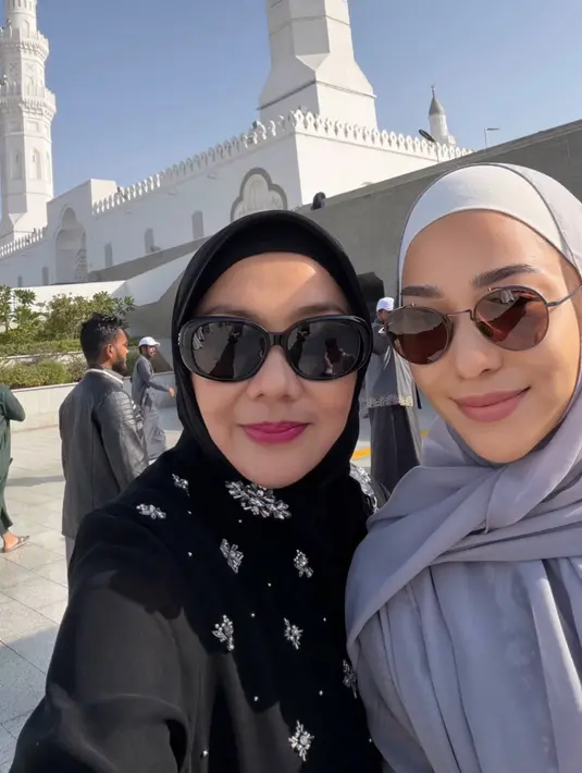 Nikita mengenakan abaya abu-abu yang senada dengan kerudung panjangnya. Tampak ia juga mengenakan inner hijab putih. Gayanya stunning dengan kacamata coklat.  [@yorafebrina]