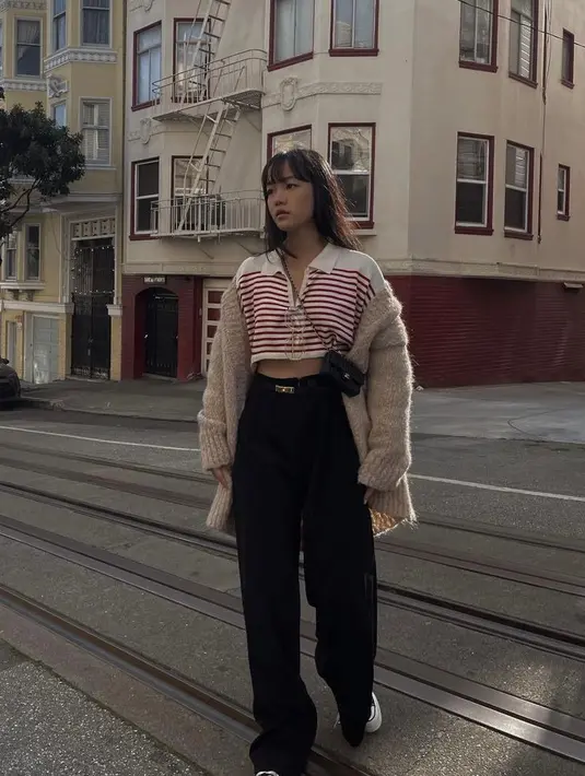 <p>Untuk tampilan casual, kombinasi cropped top, cardigan, dan baggy pants bisa jadi solusi agar look terlihat lebih stylish (Instagram/elxielvina).</p>