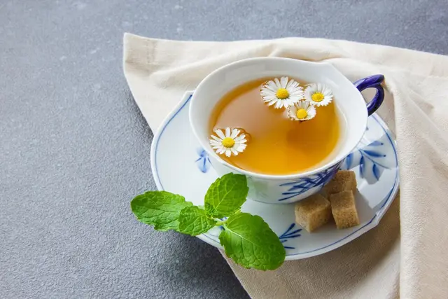 teh chamomile yang ampuh untuk mengatasi nyeri haid//copyright freepik/8photo