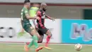 Aksi pemain Persipura Jayapura, Boaz Solossa melewati adangan pemain PS TNI, Andy Setyo  pada lanjutan Liga 1 2017 di Stadion Patriot, Bekasi (4/11/2017). PS TNI menang 2-1. (Bola.com/Nick Hanoatubun)