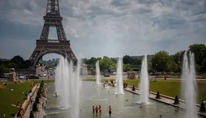 Menara Eiffel dan Museum Louvre Paris Terdampak Gelombang Panas Ekstrem di Eropa