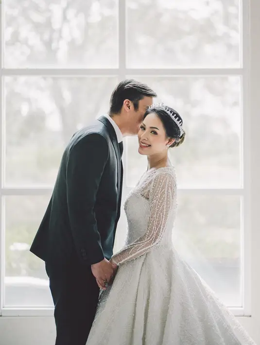 Gaun tersebut terlihat mewah dengan detail see-through dan payet berkilauan. [Foto: IG/@kairos_works/@byantonius]