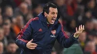 Manajer Arsenal Unai Emery memberi isyarat saat menyaksikan anak asuhnya bertanding melawan Sheffield United pada pertandingan Liga Inggris di Bramall Lane, Sheffield, Inggris, 21 Oktober 2019. Manajemen Arsenal mendepak Emery di tengah performa buruk klub sejak 1992 lalu. (Oli SCARFF/AFP)