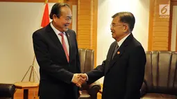 Wapres RI Jusuf Kalla berjabat tangan dengan Deputi Perdana Menteri Vietnam Truong Hoa Binh disela-sela Konferensi Internasional ke-24 Tentang Masa Depan Asia di Tokyo, Jepang, Selasa (12/6). (Liputan6.com/HO/Media Wapres)