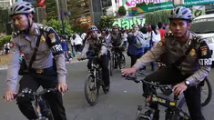 Petugas kepolisian berpatroli sepeda di Senayan, Jakarta, Minggu (2/9). Untuk meminimalisasi kemacetan jelang penutupan Asian Games 2018, rekayasa lalu lintas dilakukan di sejumlah ruas jalan dari dan menuji Senayan. (Liputan6.com/Immanuel Antonius)