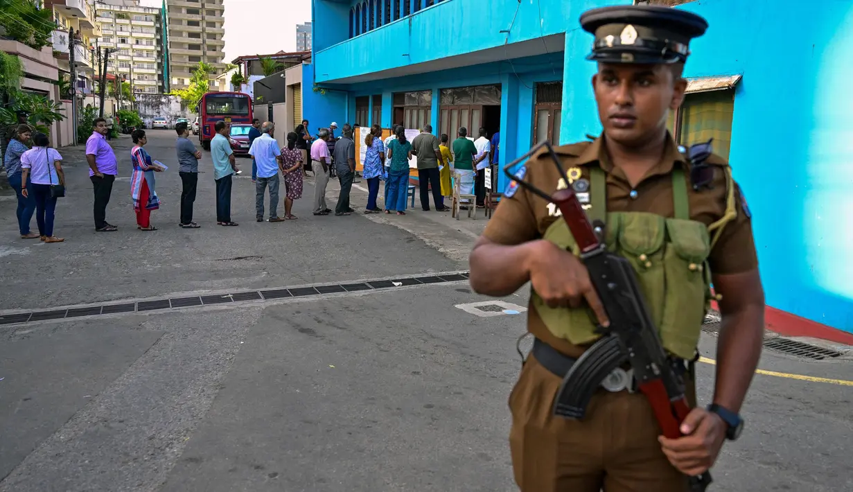 Rakyat Sri Lanka memilih presiden baru dalam pilpres pertama sejak protes massal yang dipicu oleh krisis ekonomi terburuk yang pernah terjadi di negara itu. (Ishara S. KODIKARA/AFP)