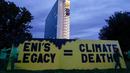 Aktivis organisasi lingkungan Greenpeace membuka spanduk di samping gedung kantor pusat ENI—perusahaan minyak dan gas Italia—di Roma, Selasa, 5 Desember 2023. (AP Photo/Andrew Medichini)