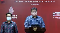 Menteri Koordinator Bidang Perekonomian Airlangga Hartarto  dalam Keterangan Pers terkait Hasil Rapat Terbatas (Ratas) PPKM, di Istana Kepresidenan, Jakarta, Senin (18/4/2022).
