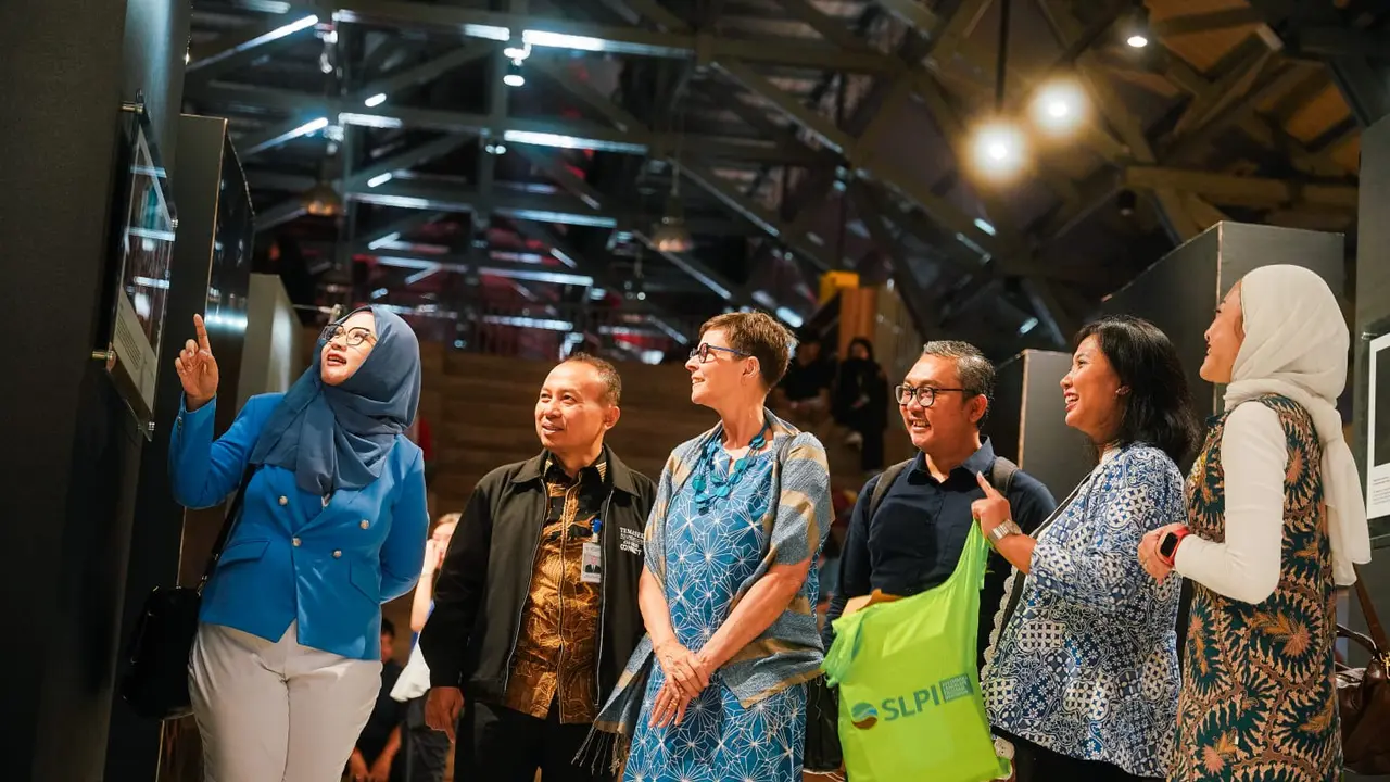 Pameran foto bertajuk 'Lanskap (Tata Ruang) Berkelanjutan, Komoditas yang Bertanggung Jawab, dan Komunitas yang Berkembang'.