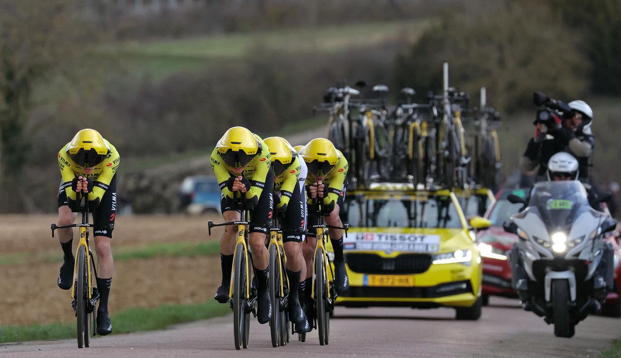 Tim Visma-Lease berkompetisi saat stage ketiga Paris-Nice 2024 di Auxerre, Paris, Prancis, 5 Maret 2024. (AFP/Thomas Samson)