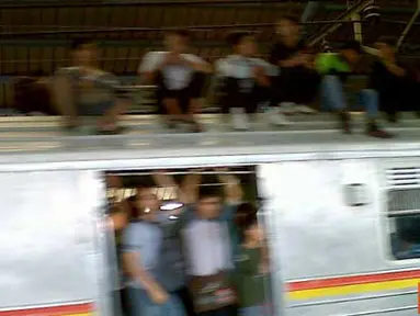 Citizen6, Jakarta: Pengguna KRL Jakarta-Bogor berebut naik atap gerbong kereta. Spanduk besar bertuliskan "Dilarang naik ke atap gerbong kereta" tak mereka hiraukan, dan tidak ada petugas kereta yang menertibkan penumpang liar tersebut. (pengiri