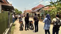 Polisi menggeledah rumah terduga teroris IM di Majalengka (Liputan6.com/ Panji Prayitno)