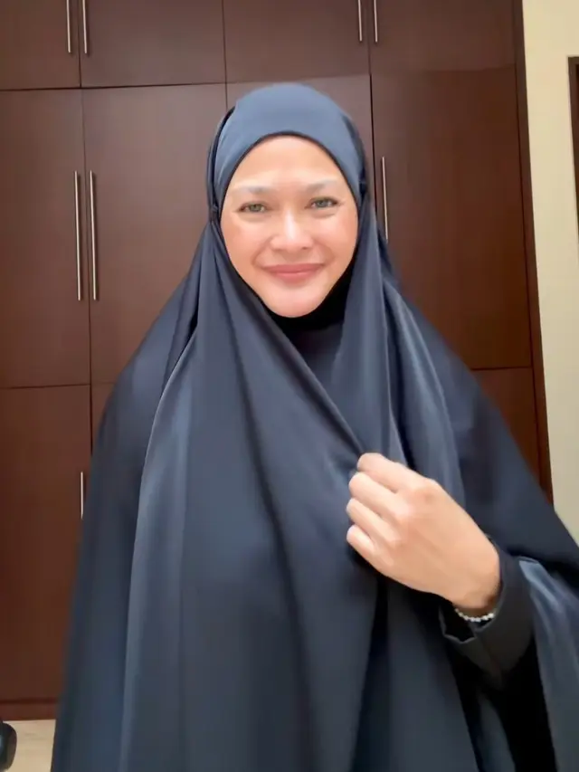 Potret Donna Harun Dibalut Abaya dan Khimar. [@donnaharunofficial]