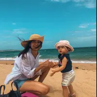 Acha Septriasa menghabiskan waktu di Wanda Beach, Australia. (dok. Instagram @septriasaacha/Dinny Mutiah)