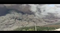 Gunung Sinabung di Karo, Sumatera Utara, kembali erupsi. Kali ini, tinggi kolom awan panas mencapai dua ribu meter.