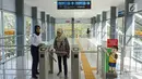 Petugas melayani penumpang yang akan masuk ke Stasiun Batu Ceper, Tangerang, Banten, Kamis (18/7/2019). Skybridge Stasiun Batu Ceper menghubungkan peron 1 dan 2 (KA Bandara) menuju peron 3 dan 4 (KRL Commuterline). (Liputan6.com/Immanuel Antonius)