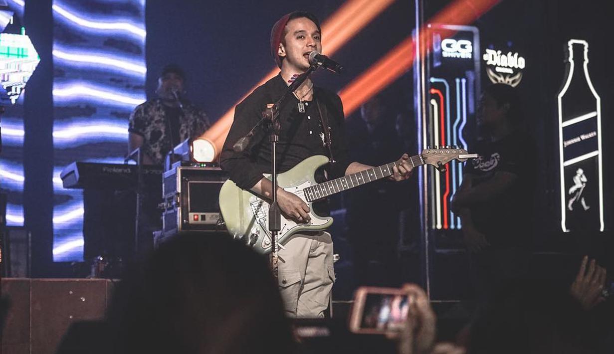 Dirinya kerap tampil sederhana ketika di atas panggung. Walaupun simpel, parasnya yang tampan membuat penampilannya terlihat memukau. (Liputan6.com/IG/@oncyungu)