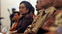 Ketua Umum PDIP, Megawati Soekarnoputri menghadiri seminar nasional dan bedah buku Revolusi Pancasila di Jakarta, Selasa (27/10). Buku tersebut bercerita mengenai gagasan mengenai kehidupan berbangsa dan bernegara. (Liputan6.com/Johan Tallo)