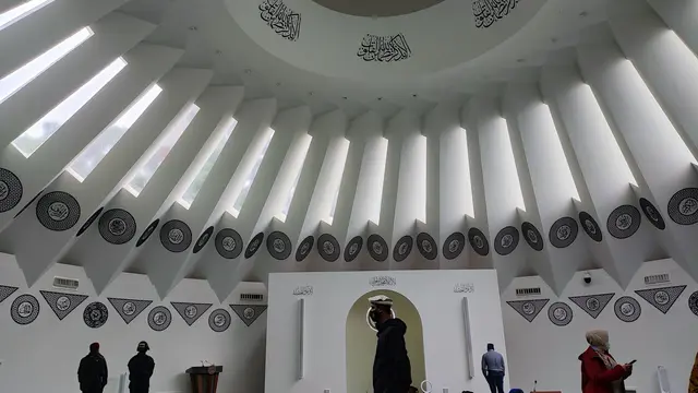Bagian dalam Masjid Mubarak. Dilengkapi jendela-jendela kaca untuk penerangan (Liputan6/Elin Kristanti)